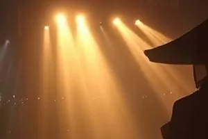 《指纹里的城》老街门牌上褪色的红漆