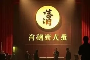 《凌晨四点的面包》案板上刚切开的黑麦面包