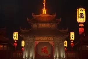《面包房午夜档》凌晨烤炉亮起的暖黄灯光